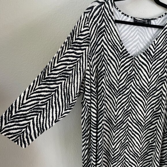 Susan Graver Weekend Womens Plus 2X Zebra Print V Neck Tunic Top Liquid Knit - Picture 8 of 9